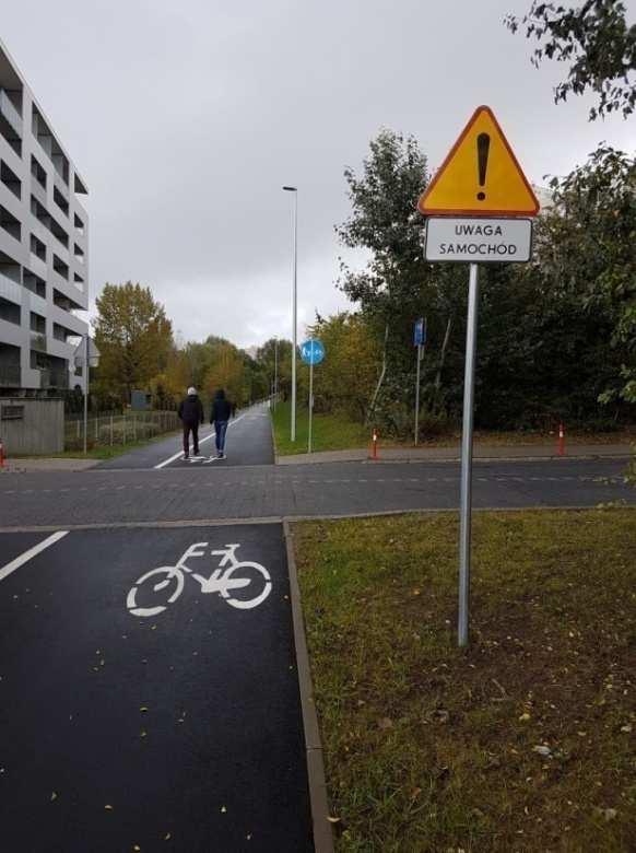 48 S t r o n a obniżenie krawężników, wyznaczenie brakujących przejazdów rowerowych, dopuszczenie ruchu na chodniku poprzez kombinację znaków B1 + tabliczka "dotyczy chodnika" oraz ""nie dotyczy
