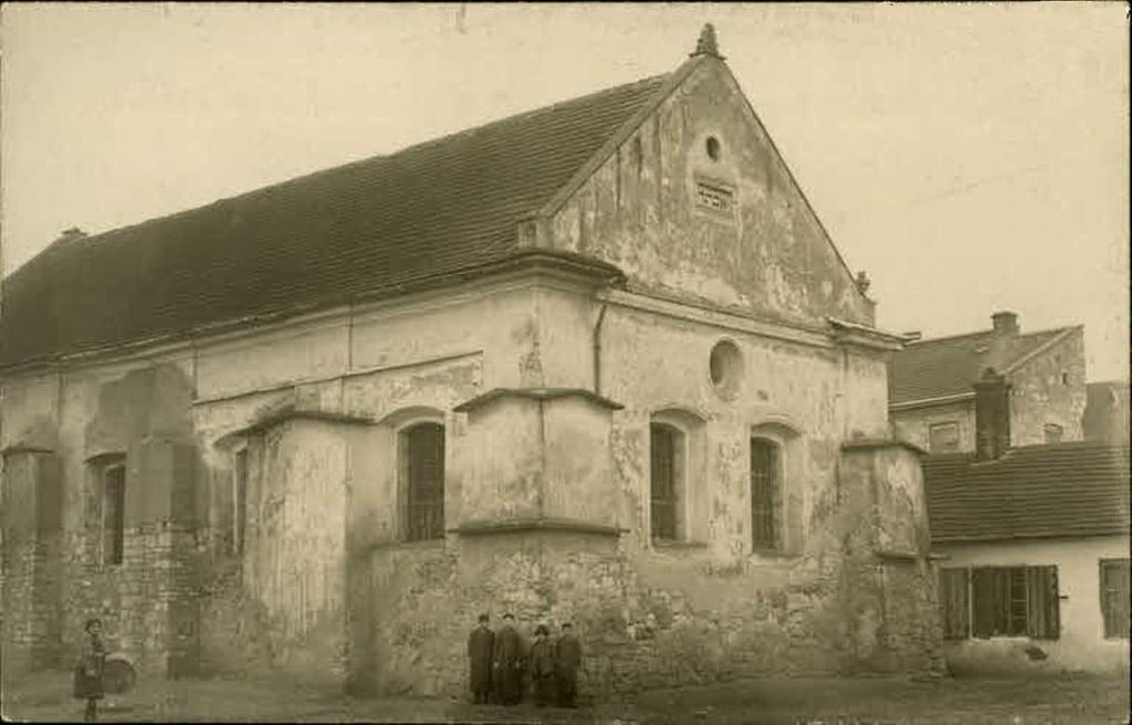 powołaniem podrabina i innych urzędników, wyręczających go w sprawach organizacyjno kancelaryjnych. Sprawy te miały jednak być uregulowane dopiero po wojnie. Nowa synagoga w 1916 r.