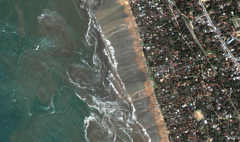 Kalutara, Sri Lanka, cofajace się tsunami