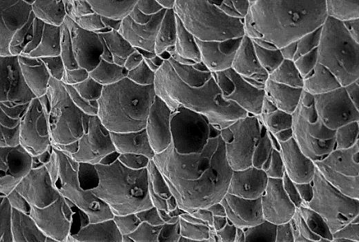 Fracture in N18K9M5TPr maraging steel after quenching and aging condition, scanning electron microscope, SEM Próbka poddana przesycaniu i starzeniu (rys. 11.