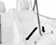 W przypadku foteli w trzecim rzędzie należy zawsze używać pasów bezpieczeństwa 1 znajdujących się w tylnej części tylnego przedziału pasażerskiego.