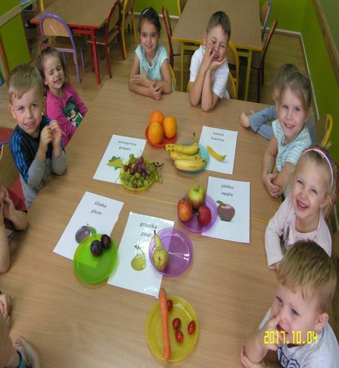 Każdy przedszkolak rozumie potrzebę spożywania dużych ilości owoców oraz warzyw. Z myślą o witaminkach, postanowiliśmy zrobić sok.