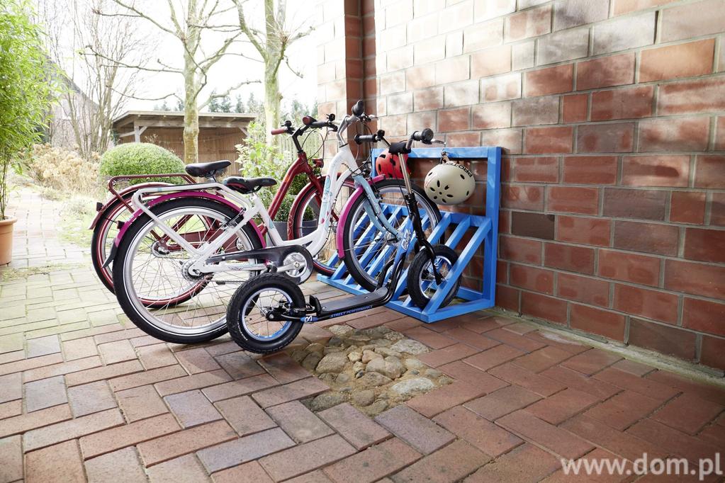 Gustowny stojak to świetne rozwiązanie do przechowywania w sezonie roweru czy hulajnogi, bez ryzyka uszkodzenia sprzętów.