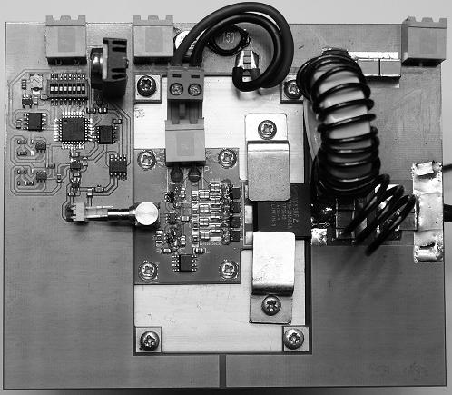 Badania laboratoryjne falownika klasy E (30MHz, 300W) Na rysunku 8 przedstawiono zdjęcie laboratoryjnego falownika klasy E (30 MHz, 300 W), w którym tranzystor MOSFET mocy serii DE o oznaczeniu