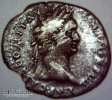 Domicjan (5-96)-denar 88-89 Domicjan (5-96)-denar 88-89 Muzeum użytkownika Datowanie: 88 moneta - denar, władca - Domicjan 5-96,Titus Flavius Domitianus Caesar - 8-96 Augustus
