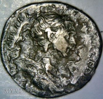 TRAJAN (53-7)-denar 2-7/RIC 35 TRAJAN (53-7)-denar 2-7/RIC 35 Muzeum użytkownika Datowanie: 2 moneta - denar, władca - TRAJAN (Marcus Ulpius Traianus) Caesar - 98-7 Augustus mennica - Rzym, data