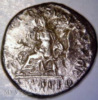 napis: PARTHICO P M TR P COS VI P P SPQR, Pod kreską: FORT RED (FORTuna REDux) przedstawienie: Postać siedzącej bogini Fortuny z rogiem obfitości w jednej i sterem w drugiej dłoni.
