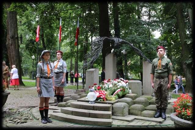 Spotkania i wydarzenia 15 sierpnia - uroczystości Święta Wojska Polskiego, które odbyły się przy grobie Nieznanego