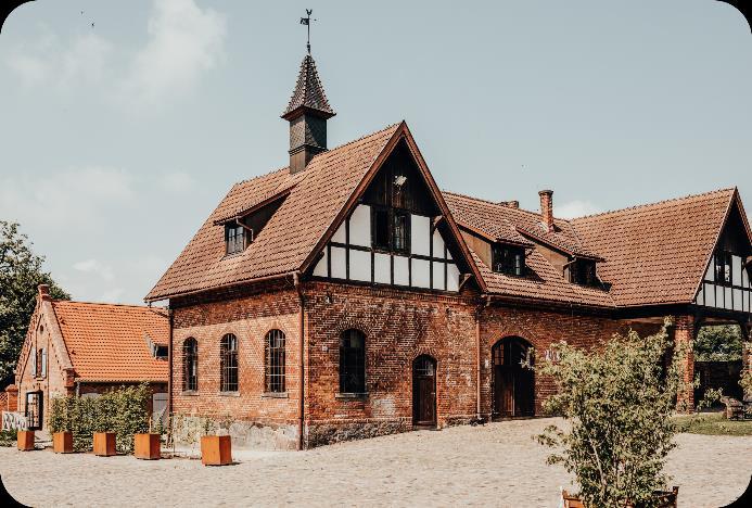 Na dole znajduje się przytulna sala kominkowa, stworzona na kameralne spotkania, a na piętrze mieszczą się pokoje gościnne.