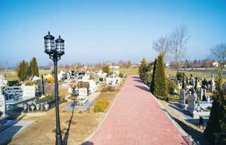 Rozbudowano tu też w: Malecho- wymieniono ogrodzenie dowano chodnik, któ- wjazd i miejsca parkingowe. wie, Niemicy, Ostrowcu i Sulechówku. cmentarza w Ostrowcu.