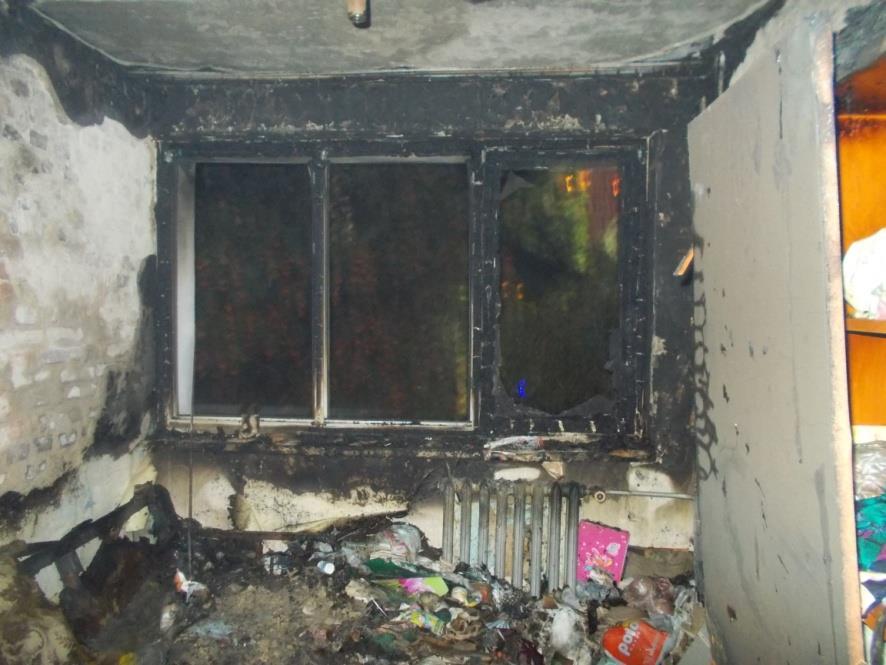 Strażacy ze względu na duże zadymienie ewakuowali zagrożonych mieszkańców budynku, jednocześnie wyważając drzwi do mieszkania, w którym miał miejsce pożar.