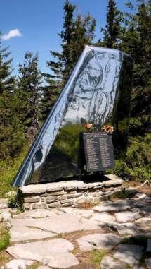 góry przez rozległe wypłaszczenie Wyż niego Syhlca ( 1121m), potem coraz stromiej. Rozpoczynamy trawers Brożka (1236m), następnie dochodzimy do Kiczorki ( Cyl Hali Śmietanowej ).