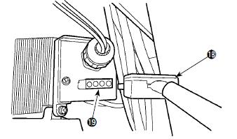 W przypadku modeli przeznaczonych na rynek Europy Centralnej (CE): Przewód wyjścia silnika należy podłączyć do złączki znajdującej się z boku skrzynki kontrolnej.