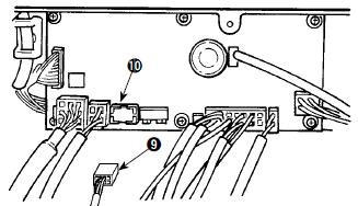 W celu podłączenia przewodów należy: 1. przełożyć przewody cewki cylindrycznej obcinacza nici, cewki cylindrycznej szycia wstecznego itp.