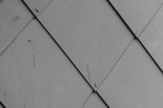 Ponadto azbest był używany do wyrobu tkanin ogniotrwałych, okładzin ciernych, szczęk hamulcowych, farb ogniotrwałych, materiałów izolacyjnych, niepalnych materiałów budowlanych, materiałów