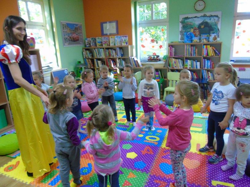 Paczki dla wszystkich dzieci zosta³y zakupione ze œrodków finansowych Urzêdu Gminy Stolno (GKRPA).