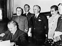 ZBRODNIA KATYŃSKA Moskwa, 23 sierpnia 1939. Podpisanie układu o nieagresji siedzi Wiaczesław Molotow; obok Stalina, w środku Joachim von Ribbentrop. Fot.