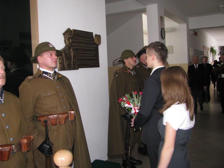 Następnym punktem była akademia przypominająca historię Katynia jak i sylwetkę patrona szkoły, człowieka wywodzącego się z Koniuszowej, który swój żywot zakończył podczas katastrofy samolotu
