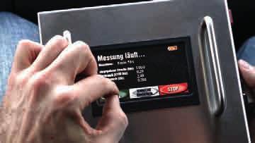 Układ paliwowy - 69 - Wskazania: Chwilowe zużycie Wielkości zużycia w litrach na 100 km lub mil Zużycie w litrach na godzinę DFS 01 - Łatwa obsługa, ekran dotykowy Złącze USB do transmisji danych