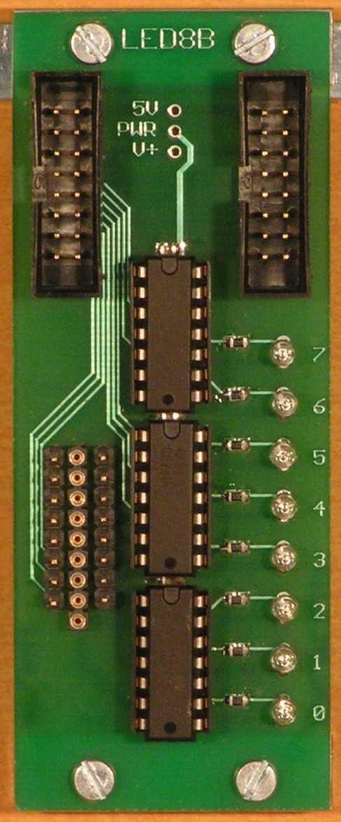 SML3 październik 2005 26 11x_LED8B Moduł LED8B zawiera 8 dwukierunkowych diod LED służących jako wskaźniki poziomów logicznych. Diody są sterowane poprzez pary inwerterów typu 04.