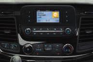 Radioodtwarzacz MP3, system SYNC 3 Lite, 4" wyświetlacz TFT, Bluetooth, zintegrowany panel sterowania, złącze USB z funkcją obsługi odtwarzaczy ipod, sterowanie systemem audio z kierownicy, 10