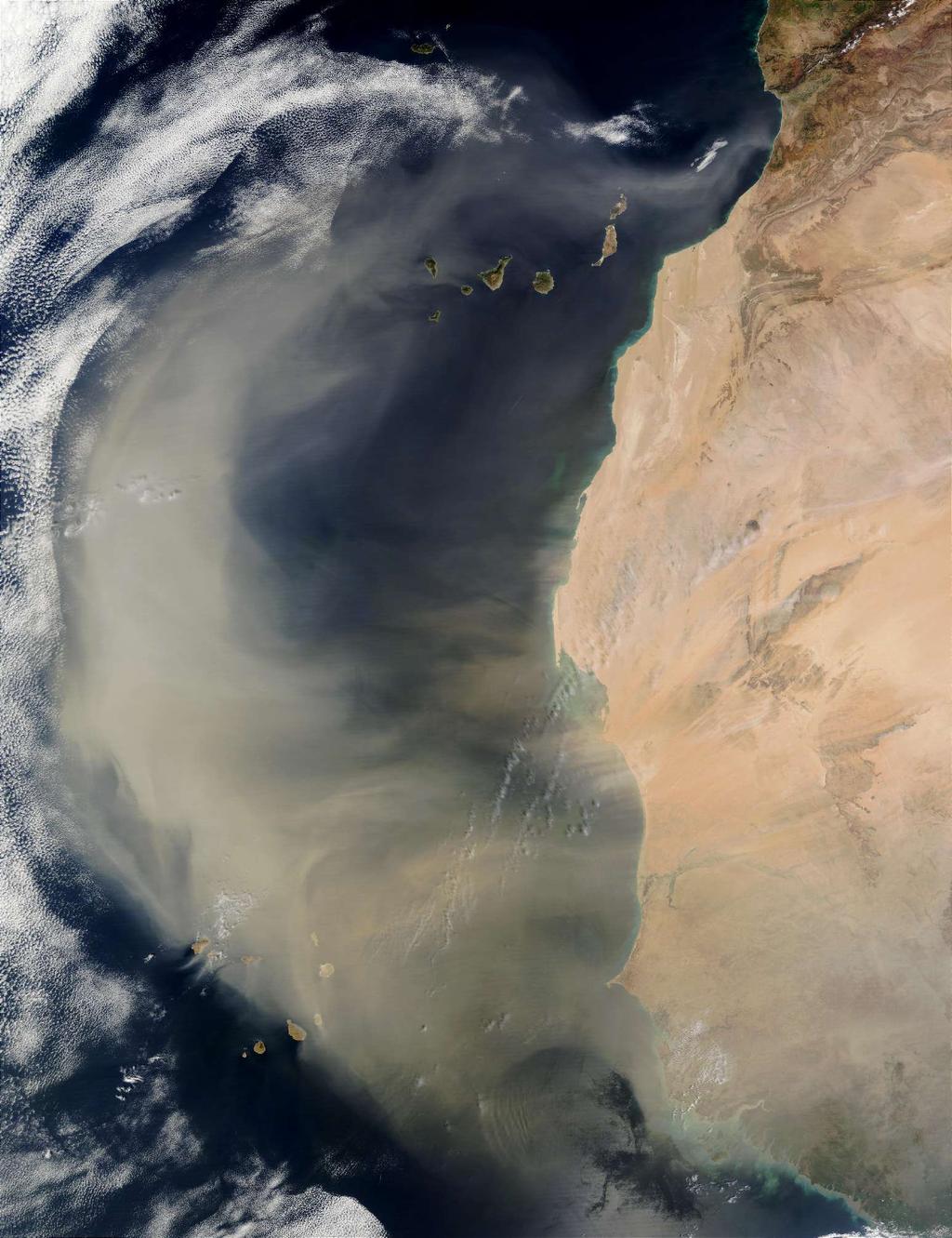 Aerozol mineralny pył z Sahary nad Oceanem