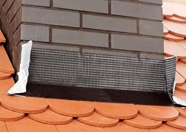 Rozwiązania dachowe Akcesoria systemowe do dachówek ceramicznych Krok 2. Zerwać górną część folii ochronnej, dopasować ułożenie taśmy na kominie (np.