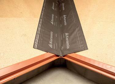 Rozwiązania dachowe Akcesoria systemowe do dachówek ceramicznych Następie należy zamontować łaty koszowe, nadające docelową szerokość dla kosza dachowego, wynikającą z
