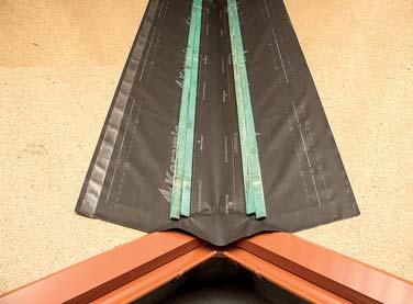 W następnym kroku należy przeprowadzić przez kosz pasma membrany dachowej biegnące z obu połaci (zaleca się stosować 30 cm zakład membrany na sąsiednią połać oraz podklejenie
