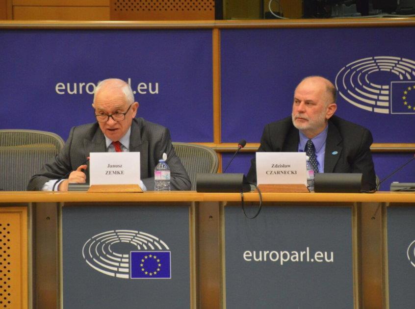Dariusz Jasiński: ta ustawa nie karze tych ludzi, którzy zabili ks. Popiełuszkę, lecz tych, którzy znaleźli tego zabójstwa sprawców W Parlamencie Europejskim wystąpił też Dariusz Jasiński.