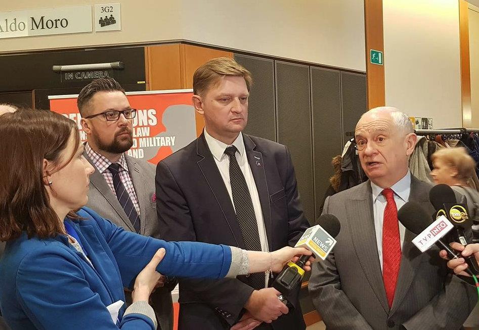 Po wysłuchaniu publicznym - organizatorzy konferencji spotkali się z dziennikarzami europejskich mediów.