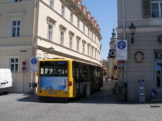 Strefa tylko dla rowerów, pieszych i transportu publicznego, czyli najmniej szkodliwych form transportu Ratyzbona (Niemcy) Wprowadzanie elementów architektoniczno-budowlanych w obszarze ulic