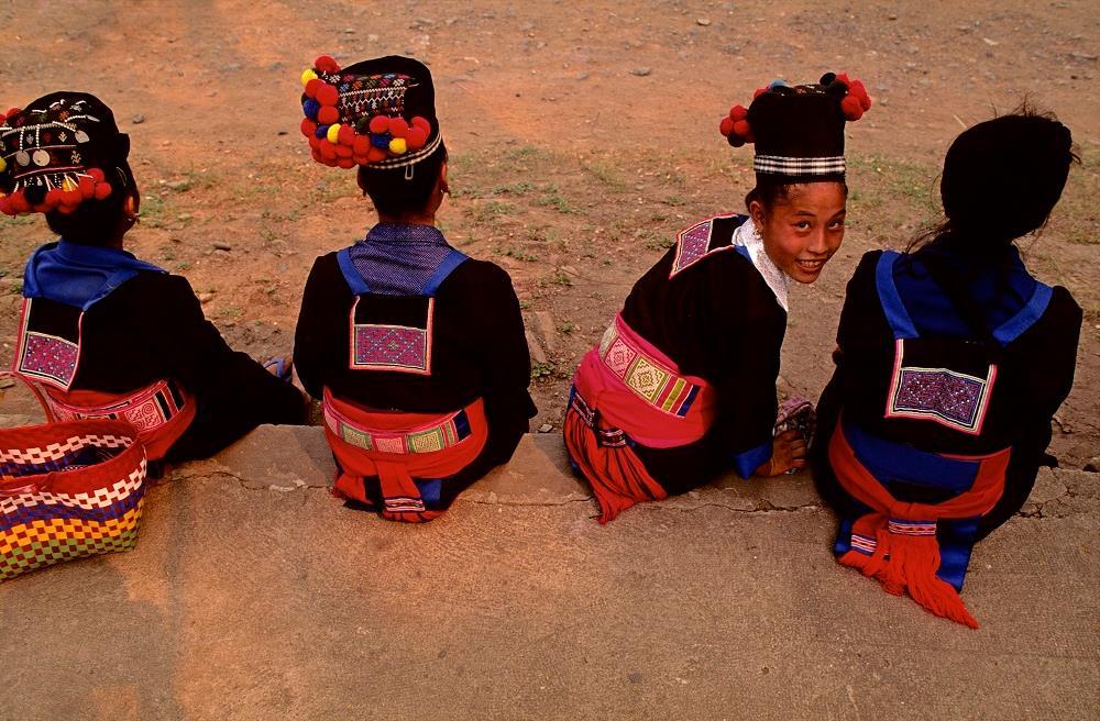 ATRAKCJE Laos Dwudniowy trekking do plemion Mężczyźni z plemienia Hmong mogą mieć wiele żon, dopóki kolejna z nich nie urodzi męskiego potomka.