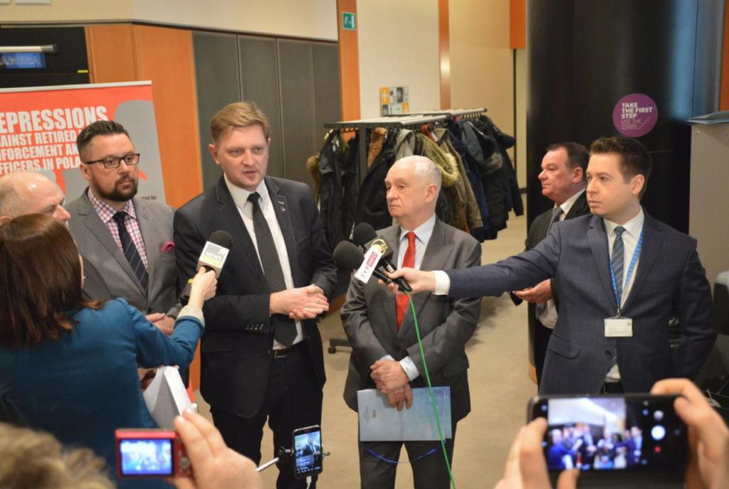 życia mojej rodziny. I ktokolwiek śmie nazywać mnie oprawcą? - pytał Dariusz Jasiński. - Dotykają nas szykany. Nie daje nam się prawa do sądu, a już nazywa bandytami.