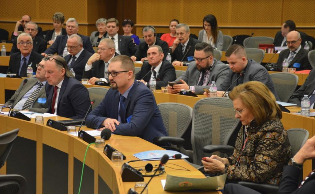 - A ja w takim stanie służyłem dla totalitarnego państwa? Może jestem cyborgiem? Chyba nie, więc pytam się, dlaczego pozbawiono mnie renty?