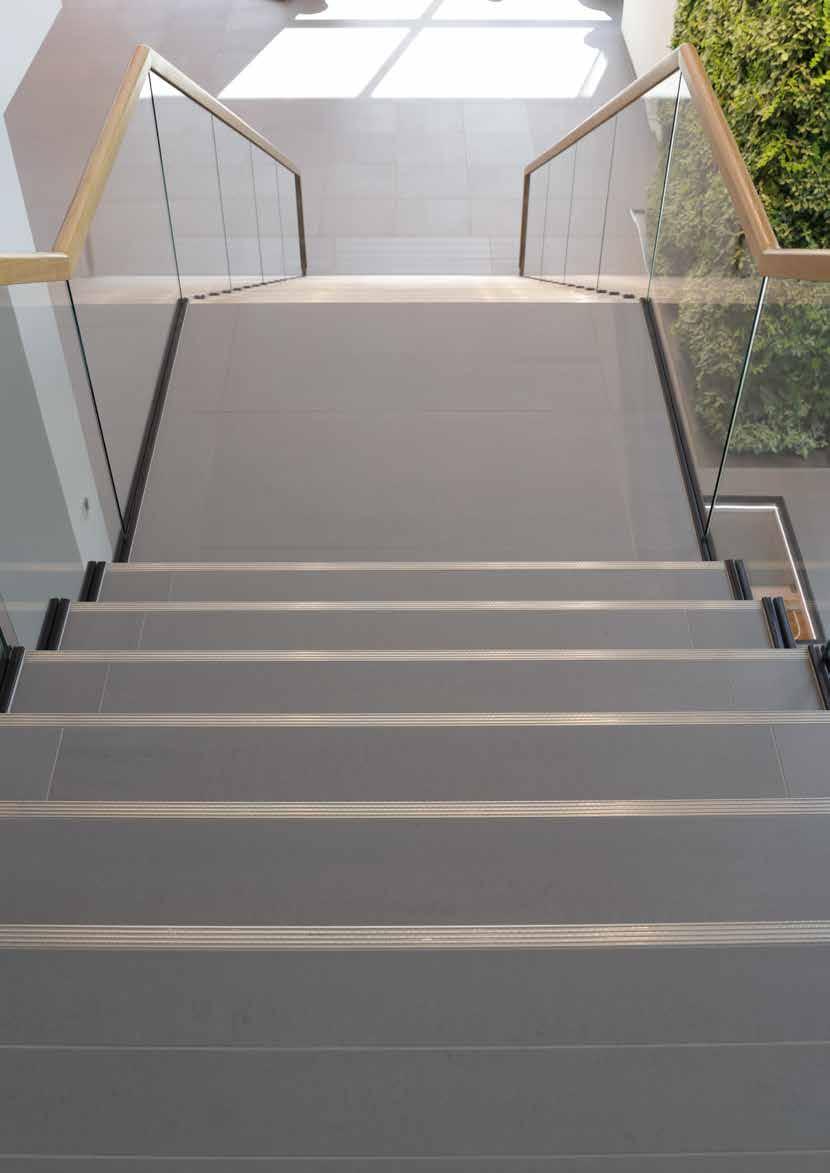 Profile schodowe Schody -pewna trwałość i elegancja Krawędzie stopni schodowych poddawane są silnym obciążeniom mechanicznym i stanowią częstą przyczynę wypadku.