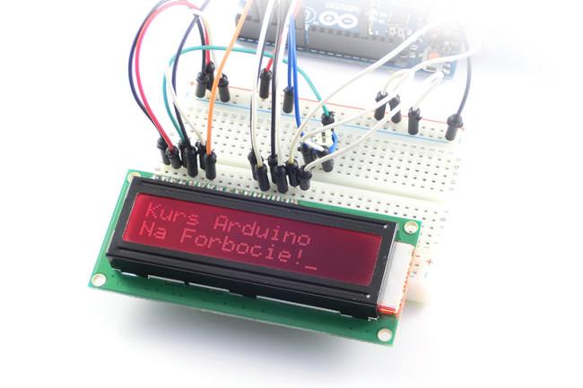 LCD sterowane z Arduino włączony kursor. Oczywiście efekty te można mieszać, sprawdźcie sami efekt programu, gdy w loop wpiszemy: void loop() { lcd.