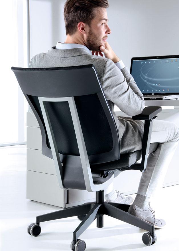 IN THE OFFICE Long-term comfort Xenon został stworzony aby wspierać użytkownika podczas długiego dnia pracy.