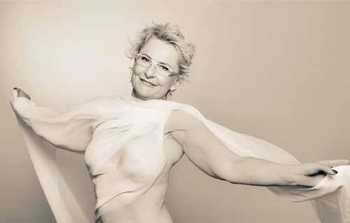 Projekt realizowany ze środków PFRON Moja historia Krystyna Wechmann na zdjęciu z wystawy fotografii kobiet po rekonstrukcji piersi autorstwa Katarzyny Piweckiej prezentowanej m.in.