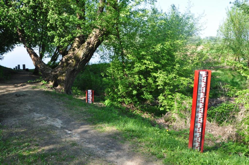 Fot. 5. Małopolski Przełom Wisły; widok z lewego, wysokiego brzegu na Wyżynę Lubelską (fot. J. Angiel) Fot. 6. Wodowskazy w miejscowości Kępa Polska powyżej Płocka; w głębi widoczna jest Wisła.