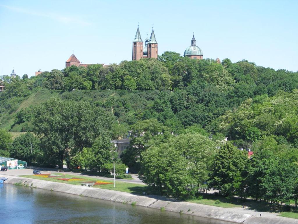 Fot. 9. Warszawa. Panorama Zamku Królewskiego oraz Starego Miasta z dominującą katedrą i kościołem jezuitów.