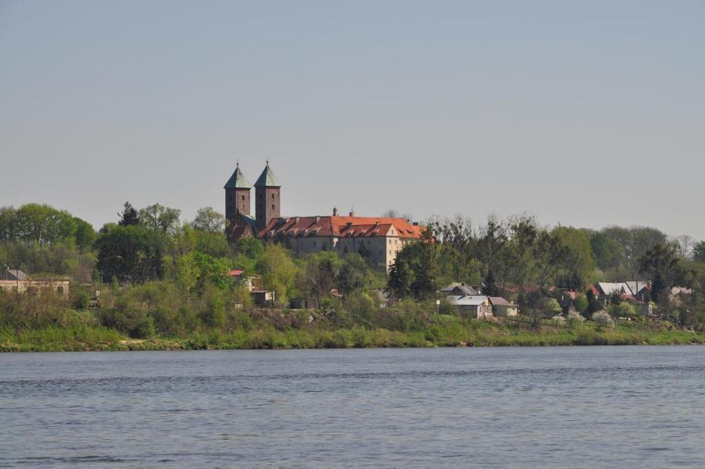 Górująca nad wsią bazylika z elementami romańskimi; obecnie jest to klasztor oo.