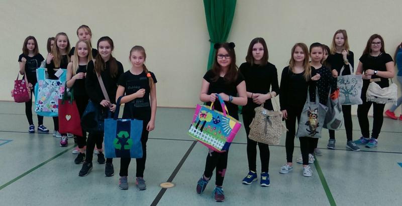 15. Wspólnie ze Szkołą Podstawową z Łebna zorganizowaliśmy Międzyszkolny Konkurs Rodzinny na torbę z materiałów przyjaznych środowisku.