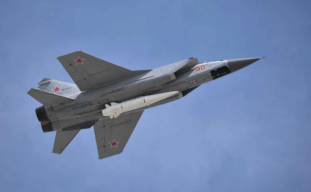 szturmowych Su-25BM, które ciągnęły za sobą smugi dymu w kolorach rosyjskiej ﬂagi.