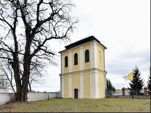 cegły o układzie polskim. Od wschodu współczesny ołtarz polowy. Pod kaplicą krypta. Wewnątrz sklepienie krzyżowo-żebrowe ze zwornikiem z herbu Dębno.