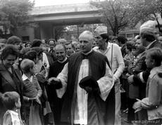 Sierpień 1980 i Solidarność 16 sierpnia 1980 r. delegacja strajkujących stoczniowców poprosiła księdza Jastaka o odprawienie mszy świętej w stoczni im. Komuny Paryskiej.