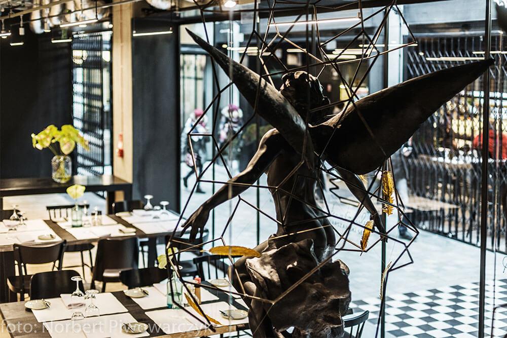 DESIGN Wygląd restauracji jest zmaterializowaną wizją wyróżniającego się artysty młodego pokolenia, rzeźbiarza Tomasza Górnickiego.