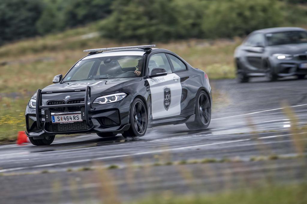 przyspieszyć do 100 kmh w 3.3 sekundy! Zwykła wersja 600 KM przyspiesza do 100 kmh w 3.9 sekundy! Competition do 200 kmh przyspieszy w 10.8 sekundy!