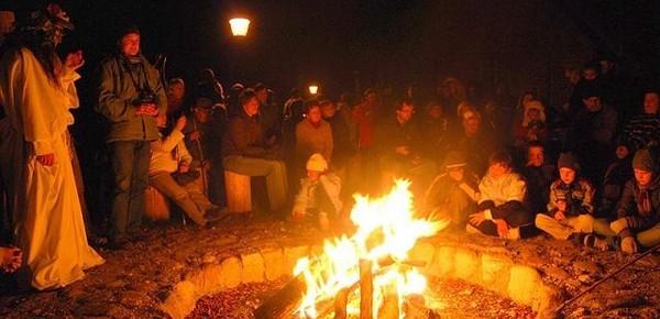 żywych z umarłymi", a konkretnie nawiązywanie relacji z duszami przodków