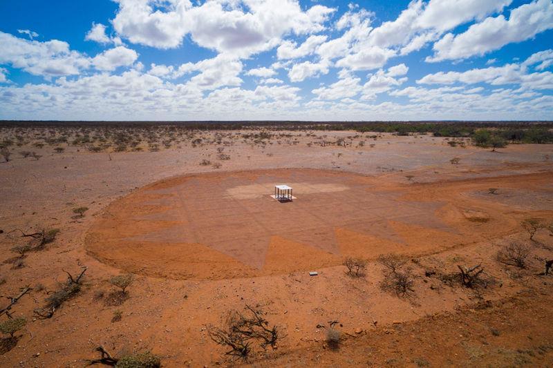 Pierwsze gwiazdy Dwumetrowy radioteleskop w zachodniej Australii odebrał sygnał od najstarszych gwiazd.